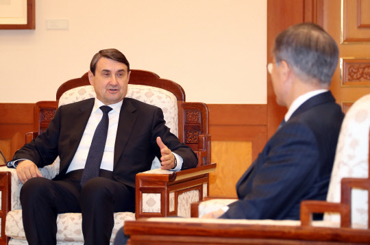 문 대통령, 러시아 출신 올림픽 선수단 대표 만나  문재인 대통령이 20일 오후 청와대에서 평창동계올림픽에 참가한 러시아 출신 선수단 대표를 접견, 이고르 레비틴 러시아 대통령 보좌관과 얘기를 나누고 있다. 2018.2.20